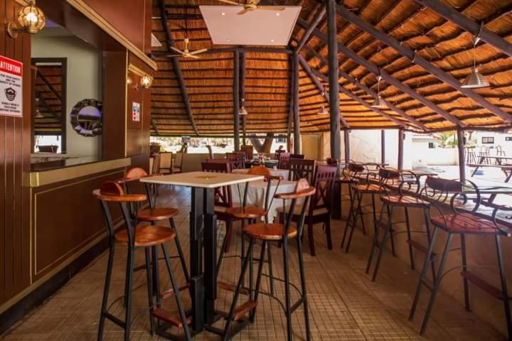 ליבינגסטון Zambezi Junction Lodge מראה חיצוני תמונה