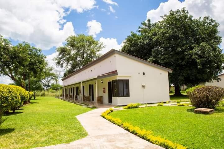 ליבינגסטון Zambezi Junction Lodge מראה חיצוני תמונה