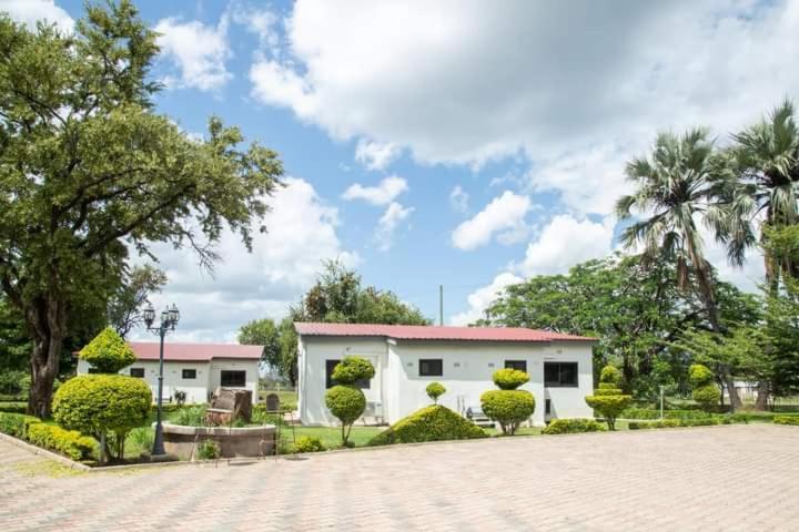 ליבינגסטון Zambezi Junction Lodge מראה חיצוני תמונה