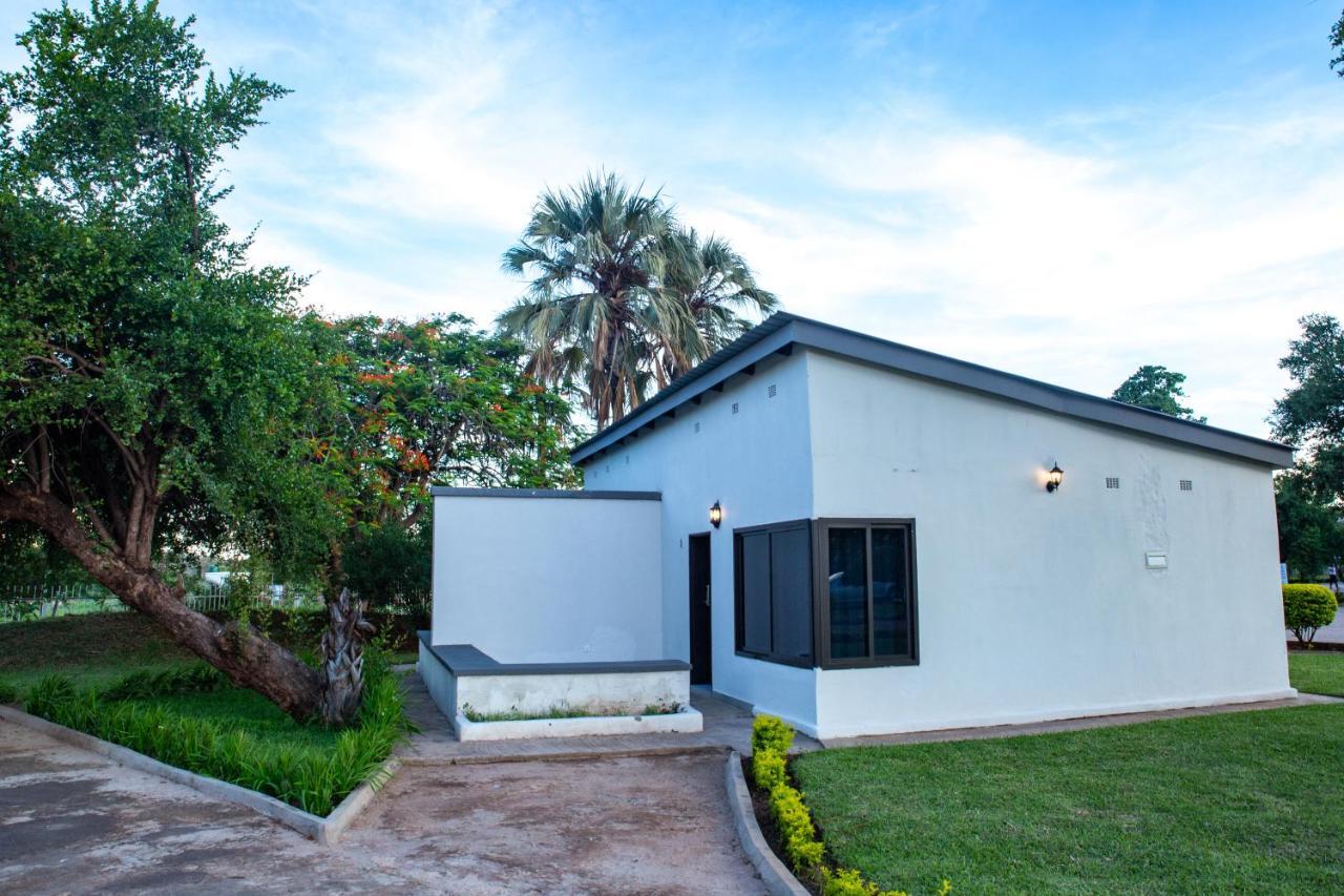 ליבינגסטון Zambezi Junction Lodge מראה חיצוני תמונה